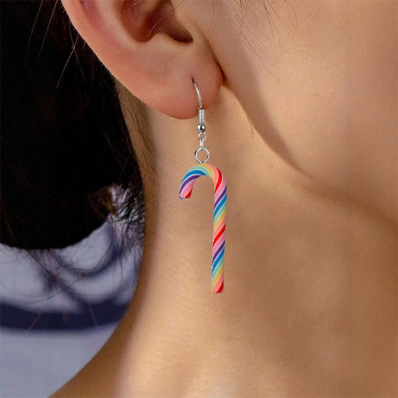 Boucles d'oreilles de Noël à rayures colorées Design Sense pour femmes, pendentif simple en forme de canne à sucre, boucles d'oreilles longues pour filles, bijoux de Noël et de Nouvel An