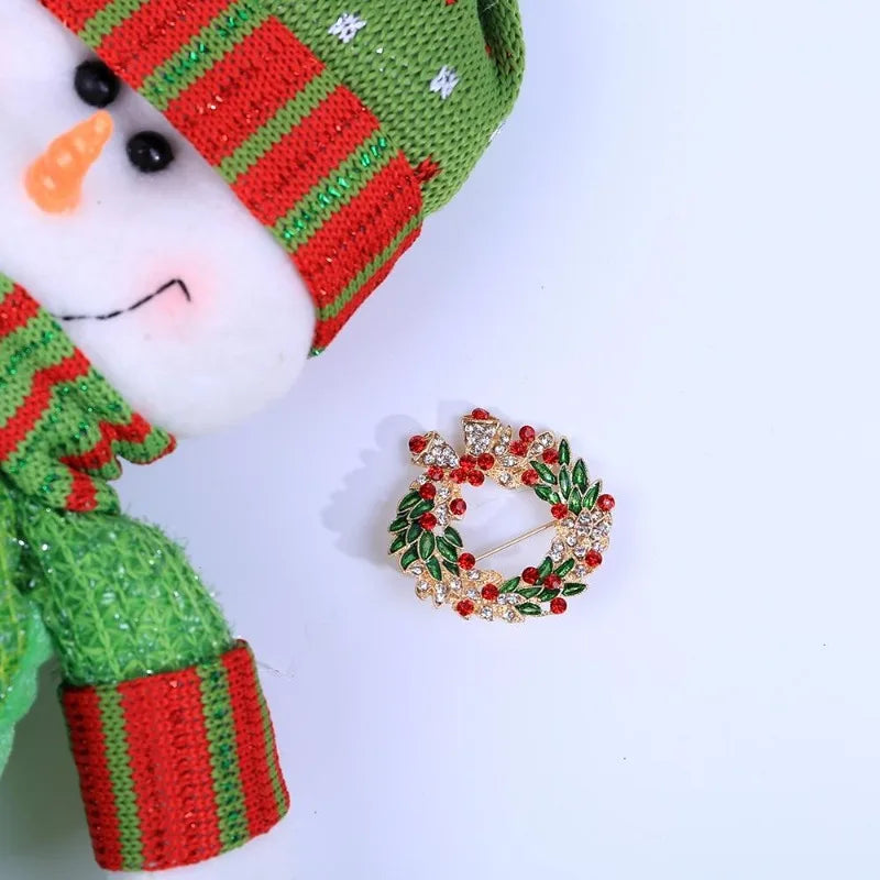 Broche de Noël en émail rouge avec clochette et cristal, 1 pièce, design tendance, ornée d'une couronne de Noël colorée.