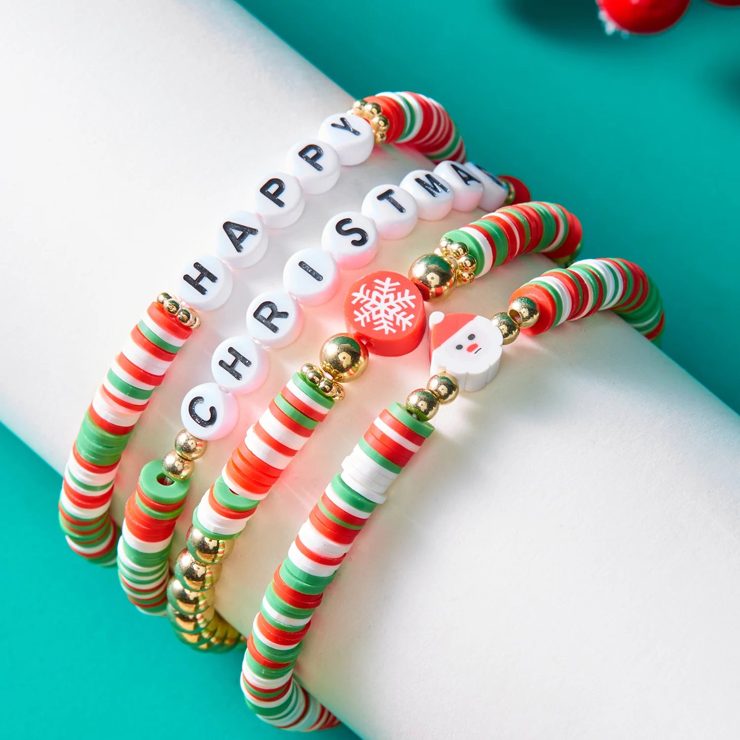 Fröhliche Weihnachten! Buntes Perlenarmband-Set für Damen mit Weihnachtsmann-, Schneemann- und Schneeflockenanhänger – Schmuck für das neue Jahr