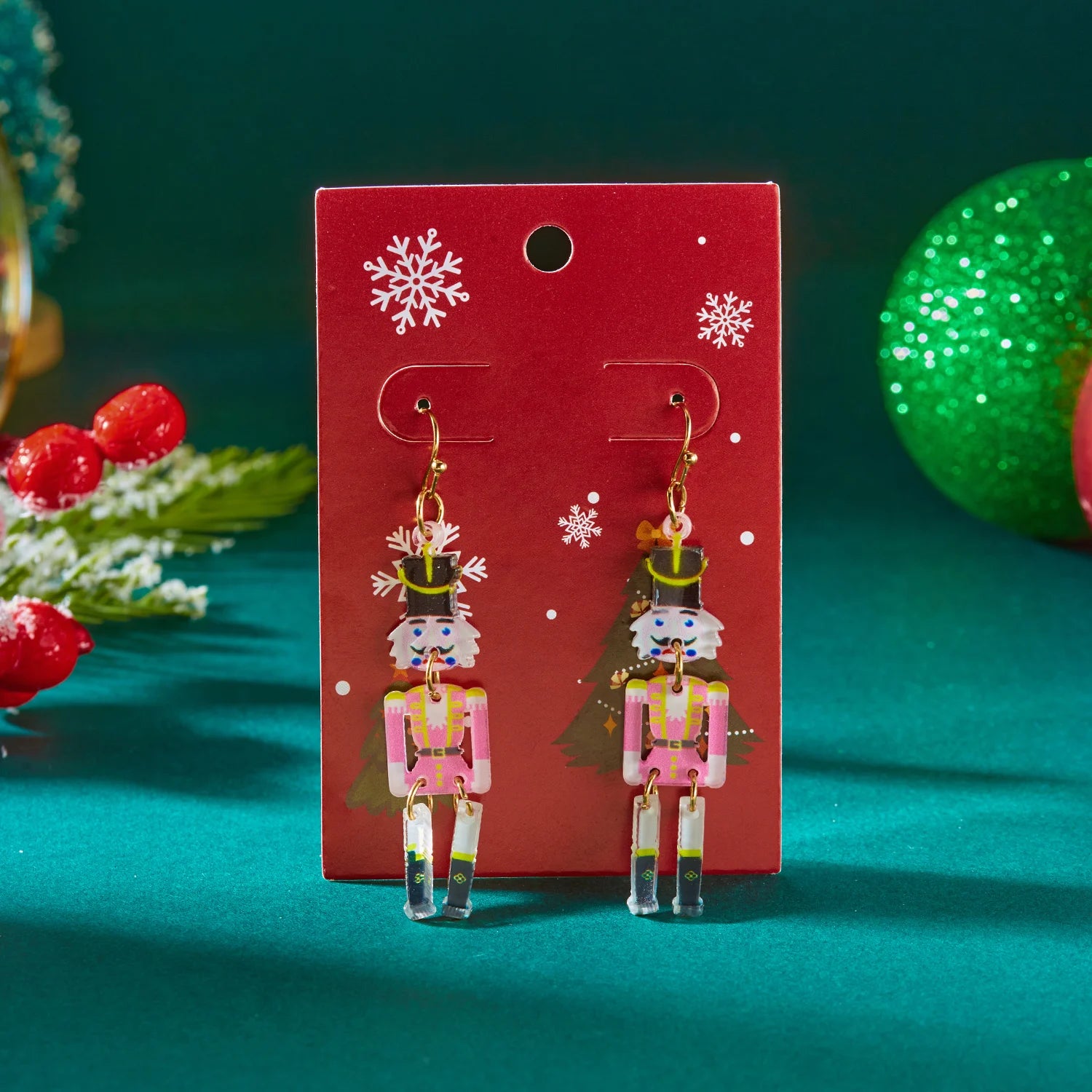 Boucles d'oreilles pendantes Casse-Noisette rose mignonnes pour femmes, en acrylique, représentant un Père Noël, un renne et un sapin de Noël. Bijoux pour les fêtes de Noël.