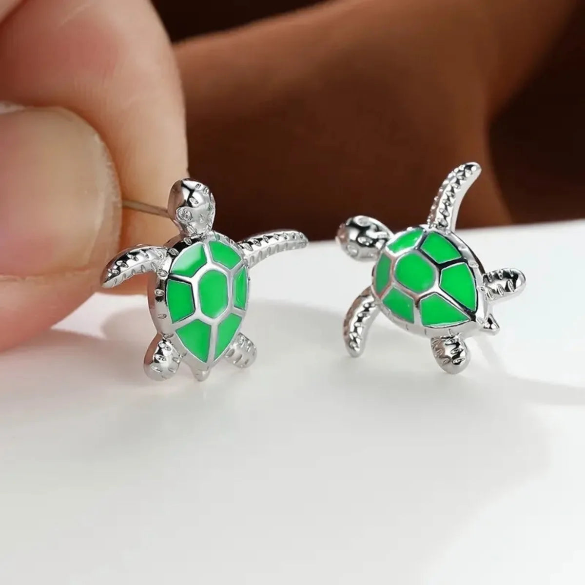 Adorables boucles d'oreilles tortue de mer, aux couleurs originales, pour femmes et jeunes filles. Bijoux tendance à offrir.