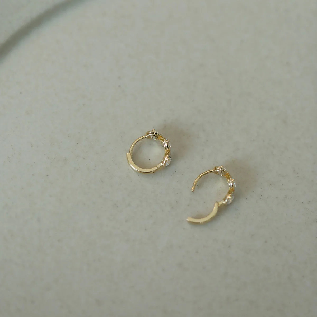 925 Sterling Silber plattiert 14K Gold Modische glänzende Zirkon geometrische Ohrringe für Frauen Exquisite Temperament Alltagsschmuck