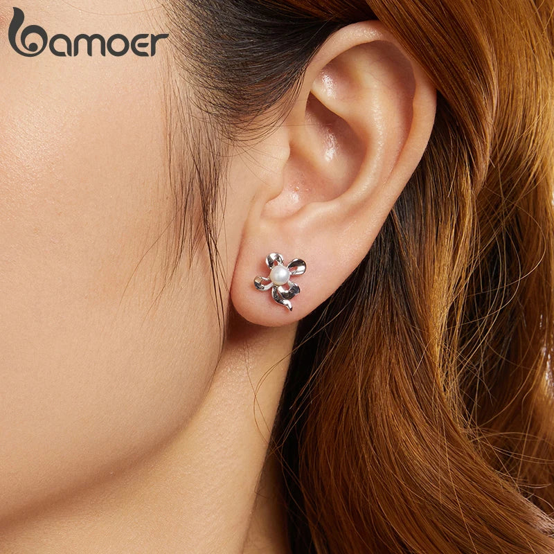 BAMOER Vergoldete süße Ohrstecker mit Süßwasserperlen, 925er Sterlingsilber, hypoallergen, eleganter Blumenohrring