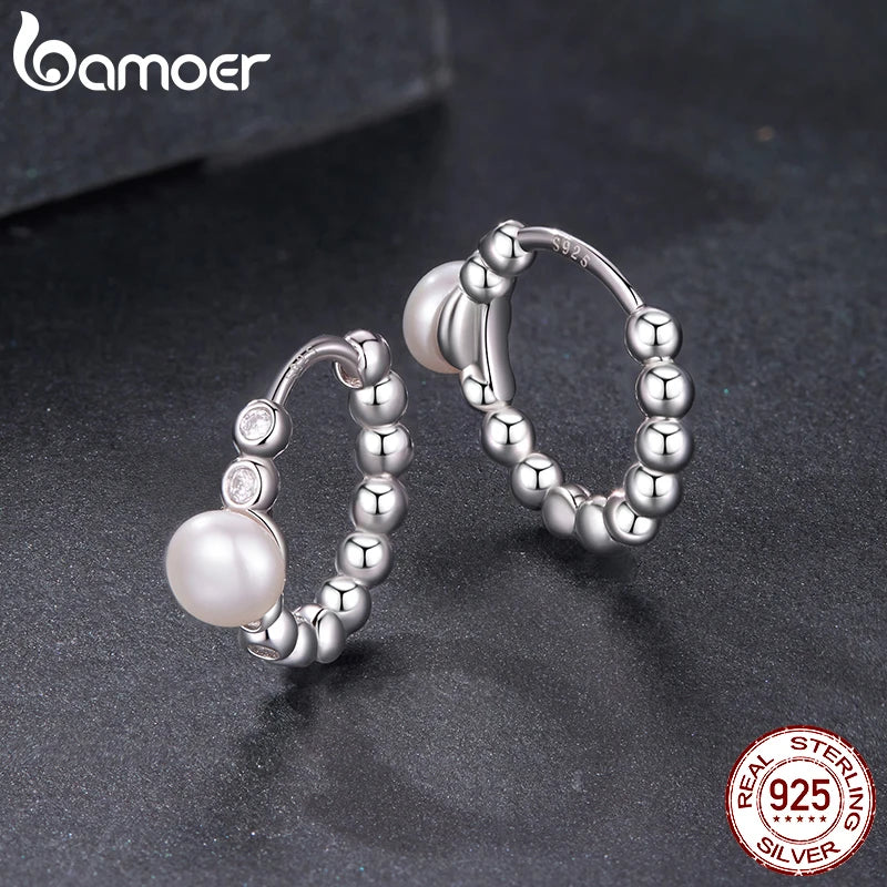 BAMOER Moissanit-Creolen mit Lünette und Naturperle, Huggie-Ohrringe aus 925er Sterlingsilber – ein brillantes Weihnachtsgeschenk für Damen