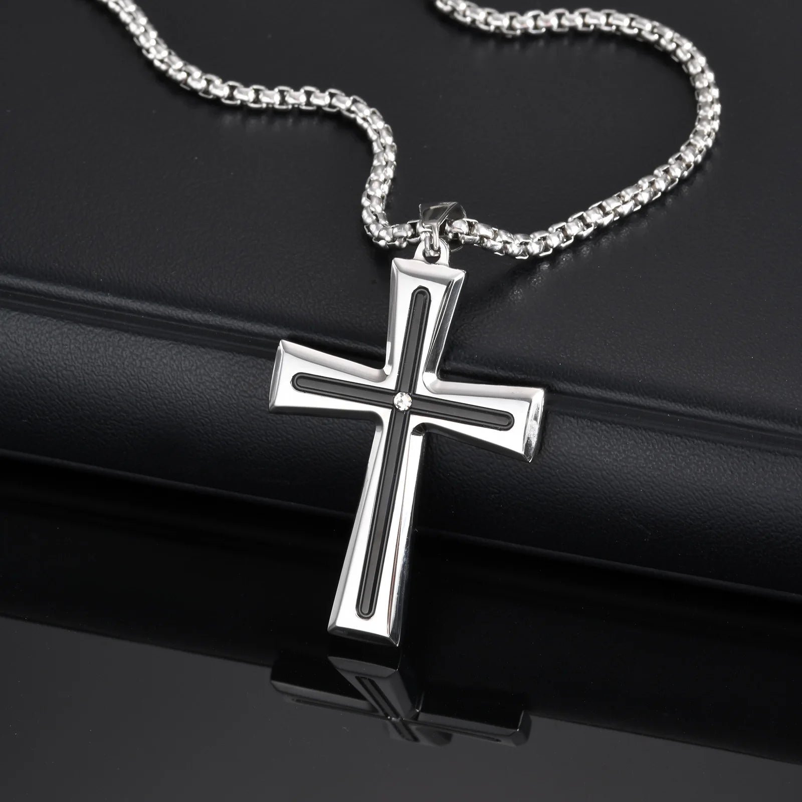 Collier croix Vnox pour homme avec pendentif en acier inoxydable noir et argent, orné d'une pierre en zircone cubique. Accessoire religieux à offrir.