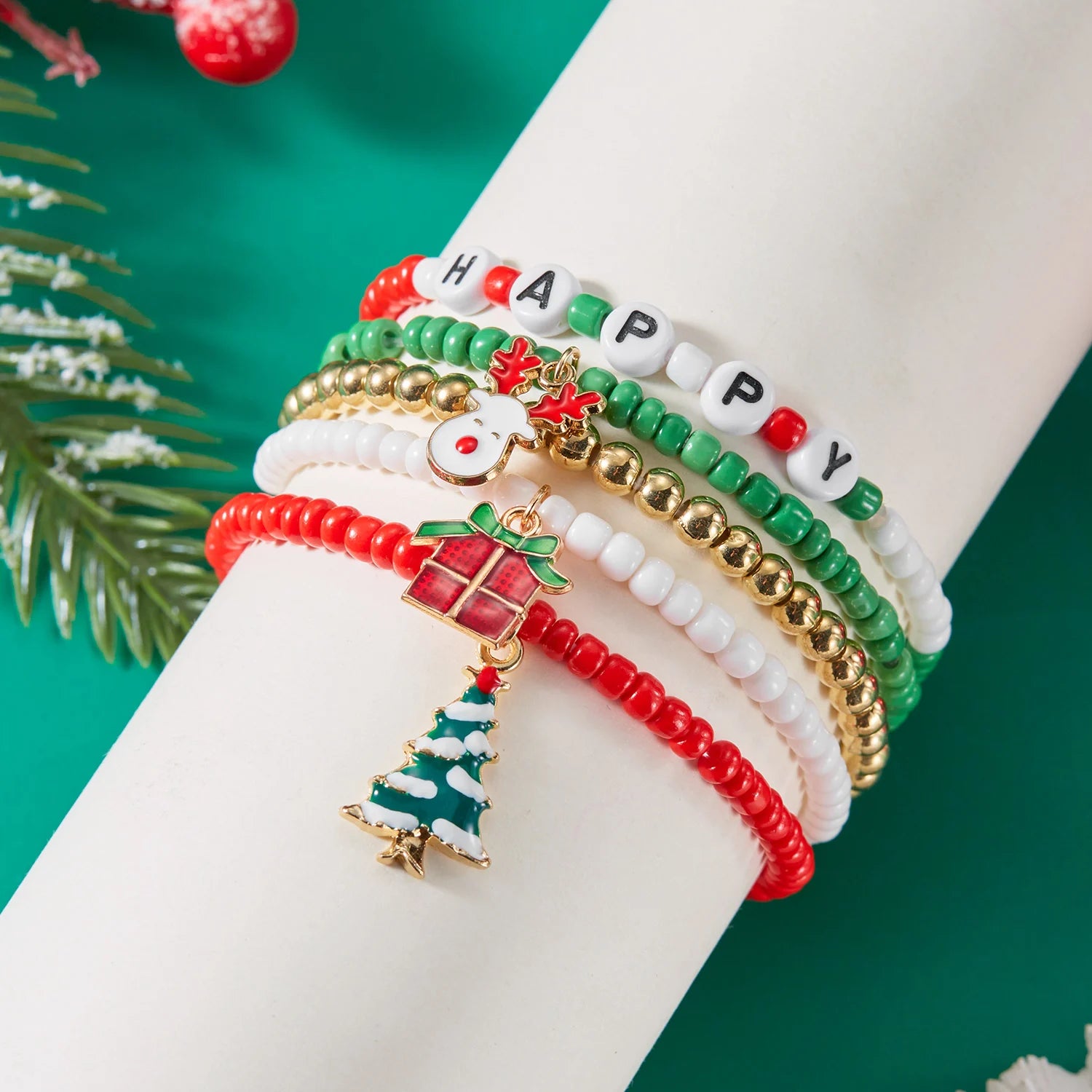 Fröhliche Weihnachten! Buntes Perlenarmband-Set für Damen mit Weihnachtsmann-, Schneemann- und Schneeflockenanhänger – Schmuck für das neue Jahr
