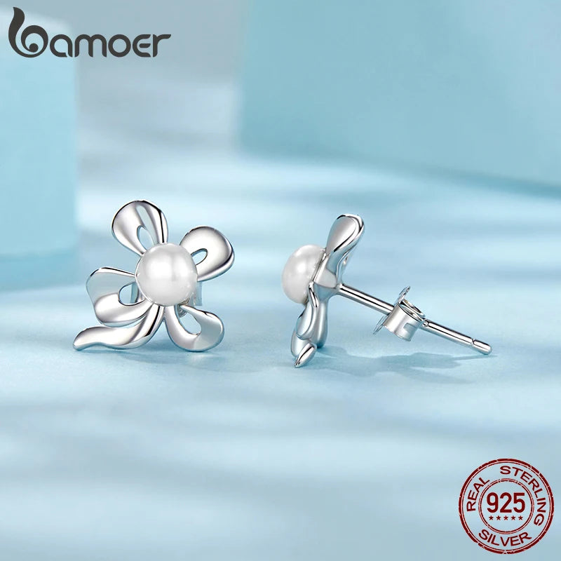 BAMOER Vergoldete süße Ohrstecker mit Süßwasserperlen, 925er Sterlingsilber, hypoallergen, eleganter Blumenohrring