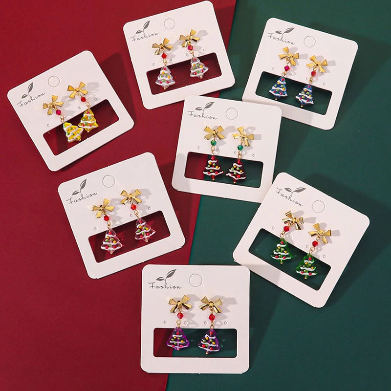 Leichte, luxuriöse Ohrringe aus farbigem Glas in Tannenbaumform für Damen – einzigartiges Design mit exquisiter Schleife und roten Perlen – Schmuck für das neue Jahr
