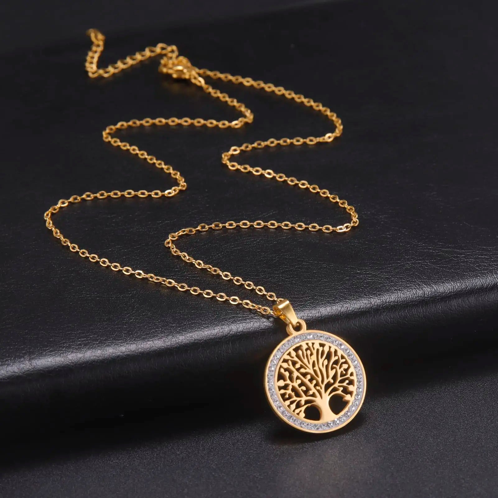 Collier Arbre de Vie Dreamtimes pour femme, en acier inoxydable, avec pendentif rond en zircon clair. Bijou tendance et luxueux.