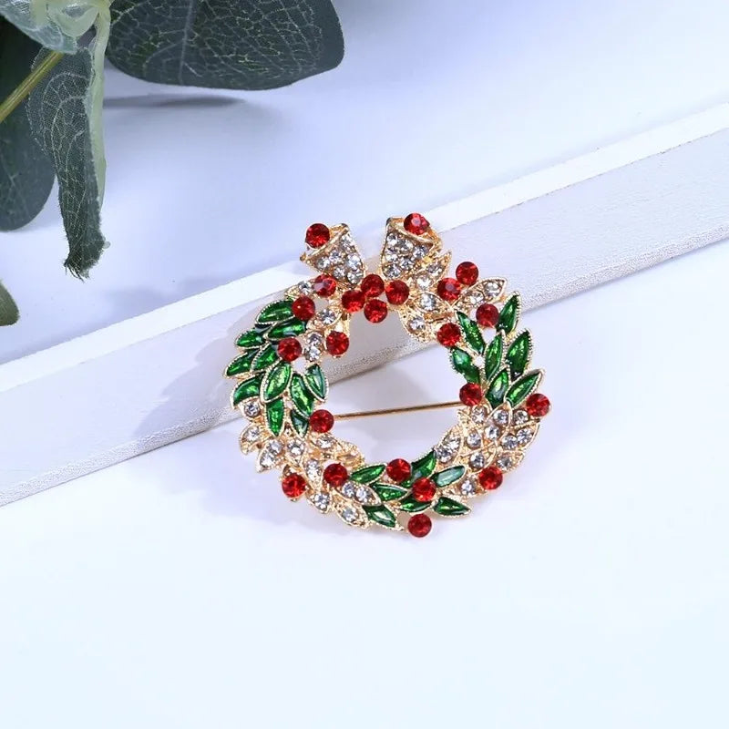 Broche de Noël en émail rouge avec clochette et cristal, 1 pièce, design tendance, ornée d'une couronne de Noël colorée.