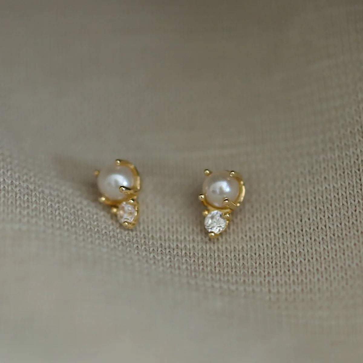 Ohrringe aus 925er Sterlingsilber, vergoldet mit 14 Karat Gold, Mini-Muschelperlen und Zirkonia für Damen, exquisiter Partyschmuck