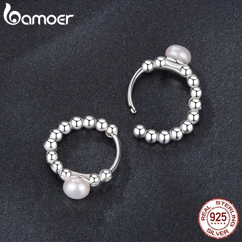 BAMOER Moissanit-Creolen mit Lünette und Naturperle, Huggie-Ohrringe aus 925er Sterlingsilber – ein brillantes Weihnachtsgeschenk für Damen
