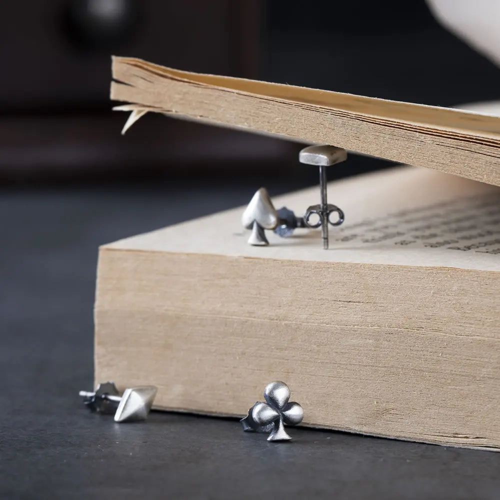 MKENDN 925 Sterling Silber Rote Herzen Spaten Quadrat Poker Mini Ohrstecker Persönlichkeit Ohrschmuck Street Punk Gothic Stil