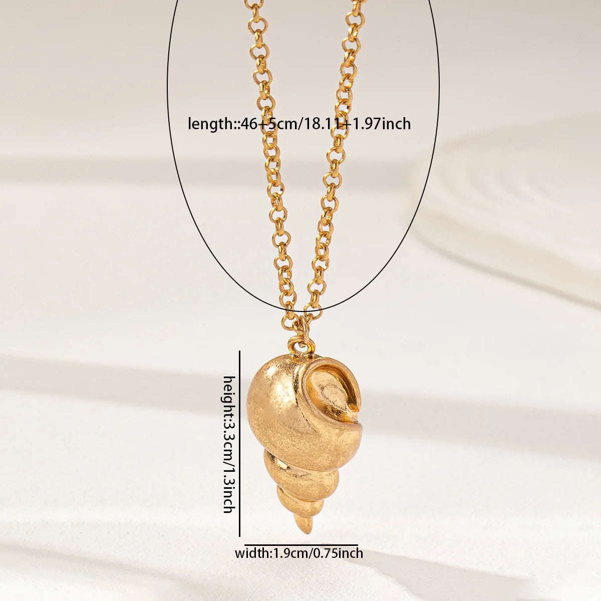 Collier pendentif conque dorée simple et tendance pour femme