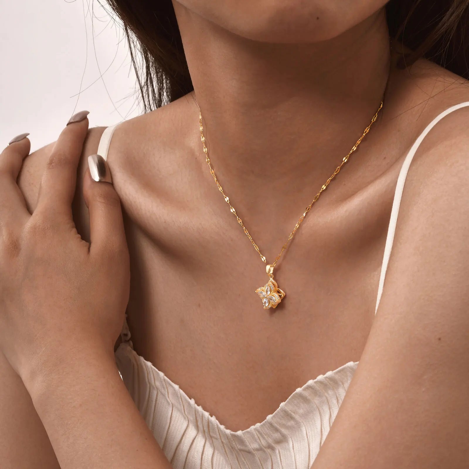 Vnox Stainless Steel Lip Chain Pendent Necklace Zircon Four Leaf Flower Rotatable Necklace For Women Charm Neck Jewelry Gift