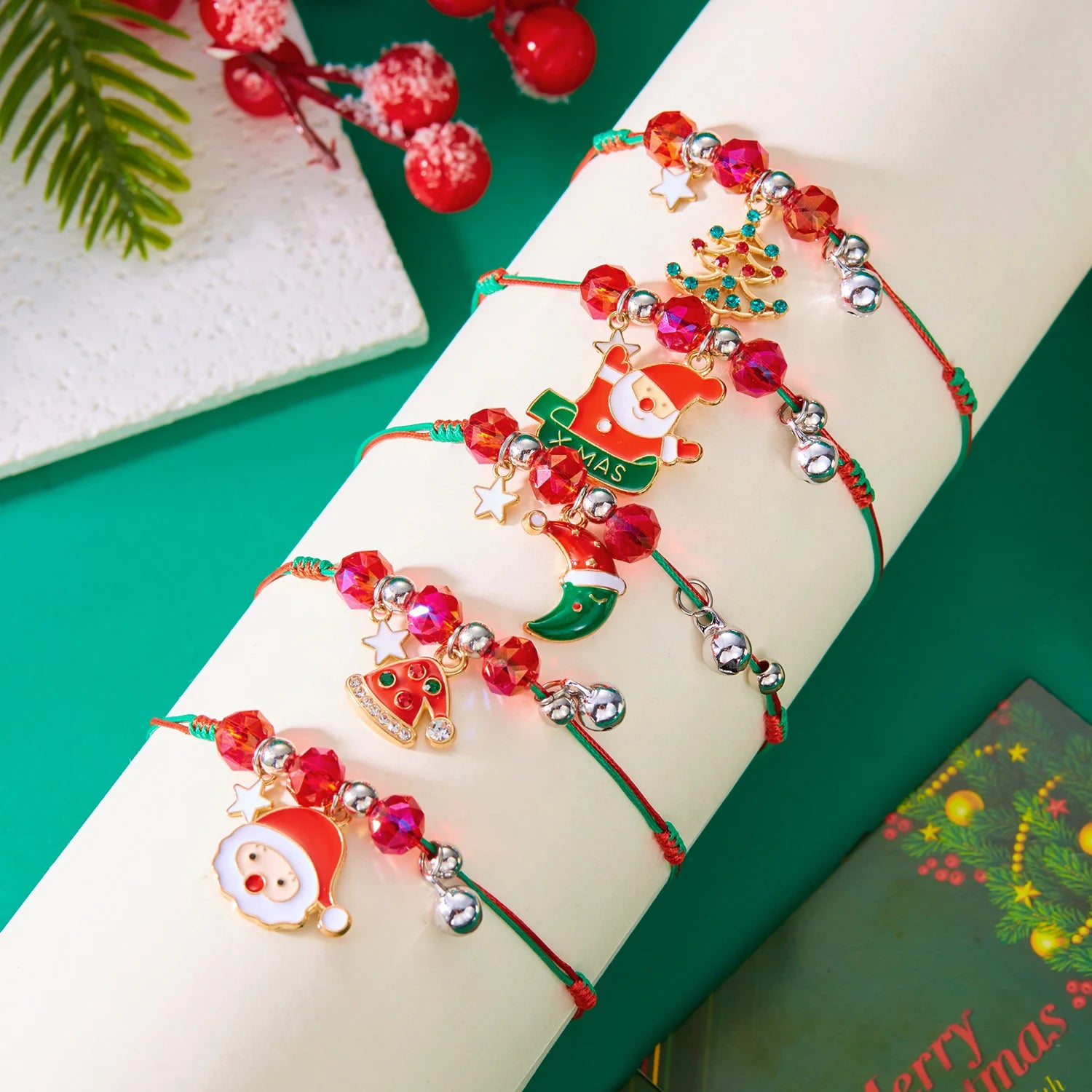 Frohe Weihnachten! Handgeflochtenes Perlenarmband für Damen mit Weihnachtsmann, Weihnachtsbaum, Schneeflocke, Mond und Zirkonia – verstellbares Armband.