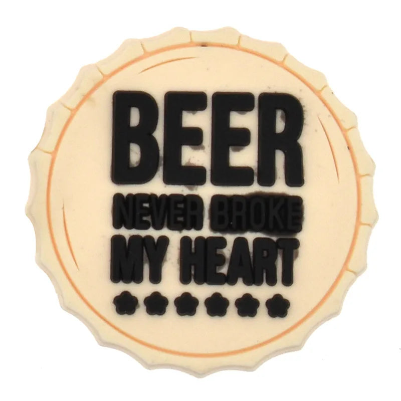 1 pièce de breloques en PVC pour chaussures Crocs, motif poulet à la bière, accessoires de bricolage, badge unisexe, boucle pour sandales, décoration pour jeans enfant.