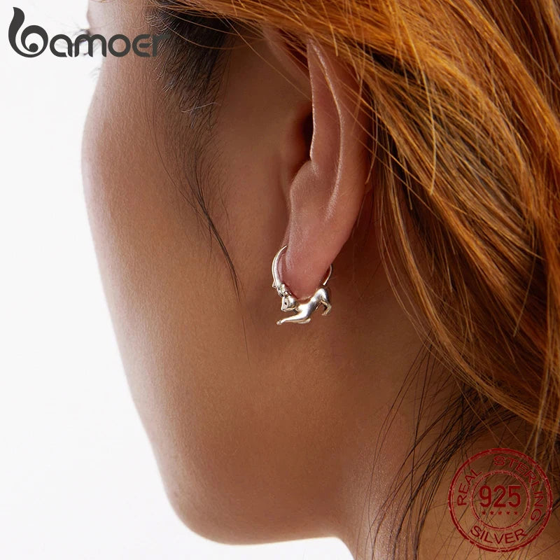 BAMOER Niedliche Katzenohrringe aus 925er Sterlingsilber – Kleine Katzenohrringe – Huggie-Creolen – Schmuckgeschenk für Frauen, Teenager und Katzenliebhaberinnen