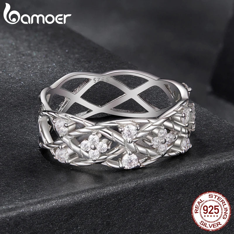 BAMOER Glücksklee-Moissanit-Ring im Vintage-Stil mit Rankenkreuz und breiter, hohler Ringschiene – ein elegantes und zeitloses Geschenk für Damen.