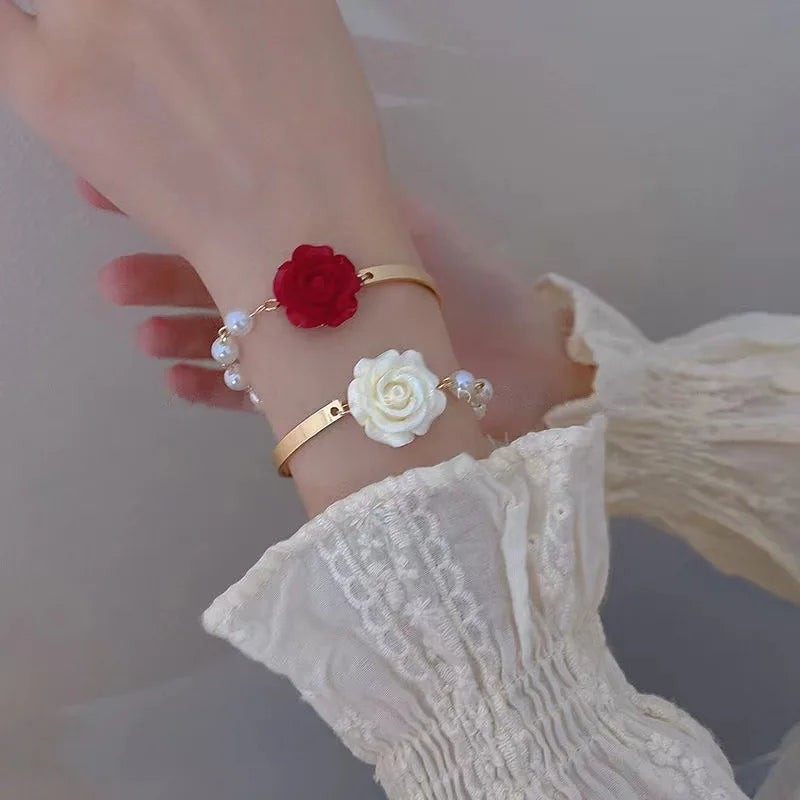 Koreanisches Armband mit roter Rose und Imitationsperlen für Damen, luxuriöses Armband mit Zirkonia-Blumen und Schmetterlingen, verstellbarer Armreif, Hochzeitsschmuck