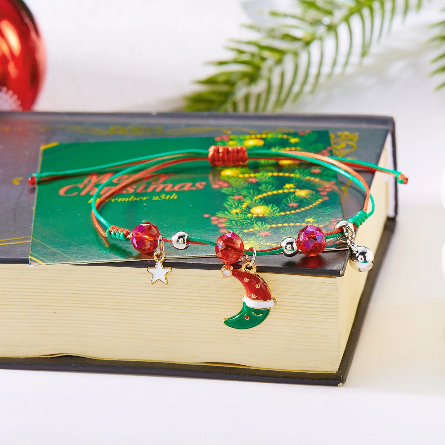 Frohe Weihnachten! Handgeflochtenes Perlenarmband für Damen mit Weihnachtsmann, Weihnachtsbaum, Schneeflocke, Mond und Zirkonia – verstellbares Armband.