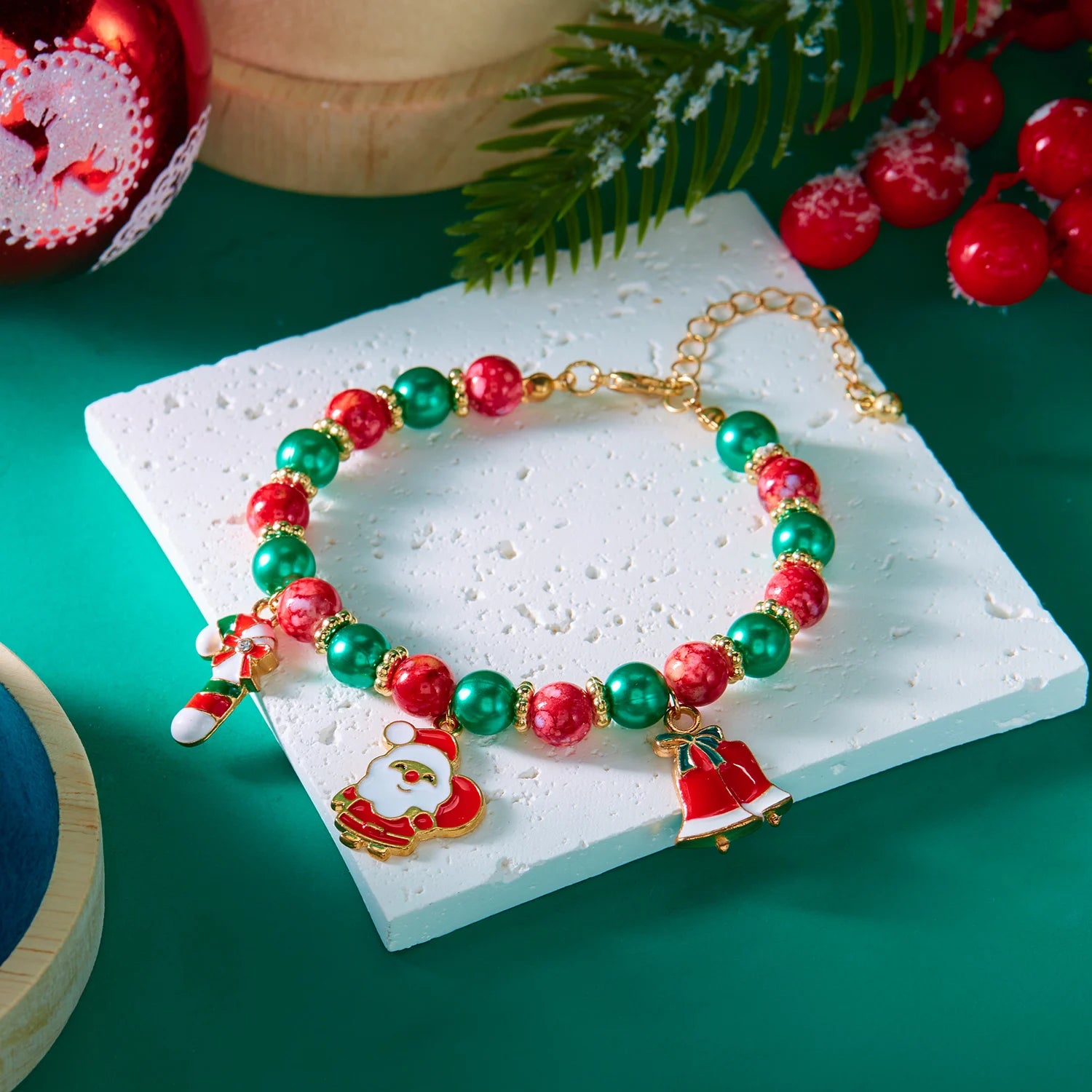 Fröhliche Weihnachten! Mehrfarbiges Perlenarmband für Damen, handgefertigt mit Weihnachtsmann-, Schneemann- und Krückenanhänger, Mädchen-Partyschmuck