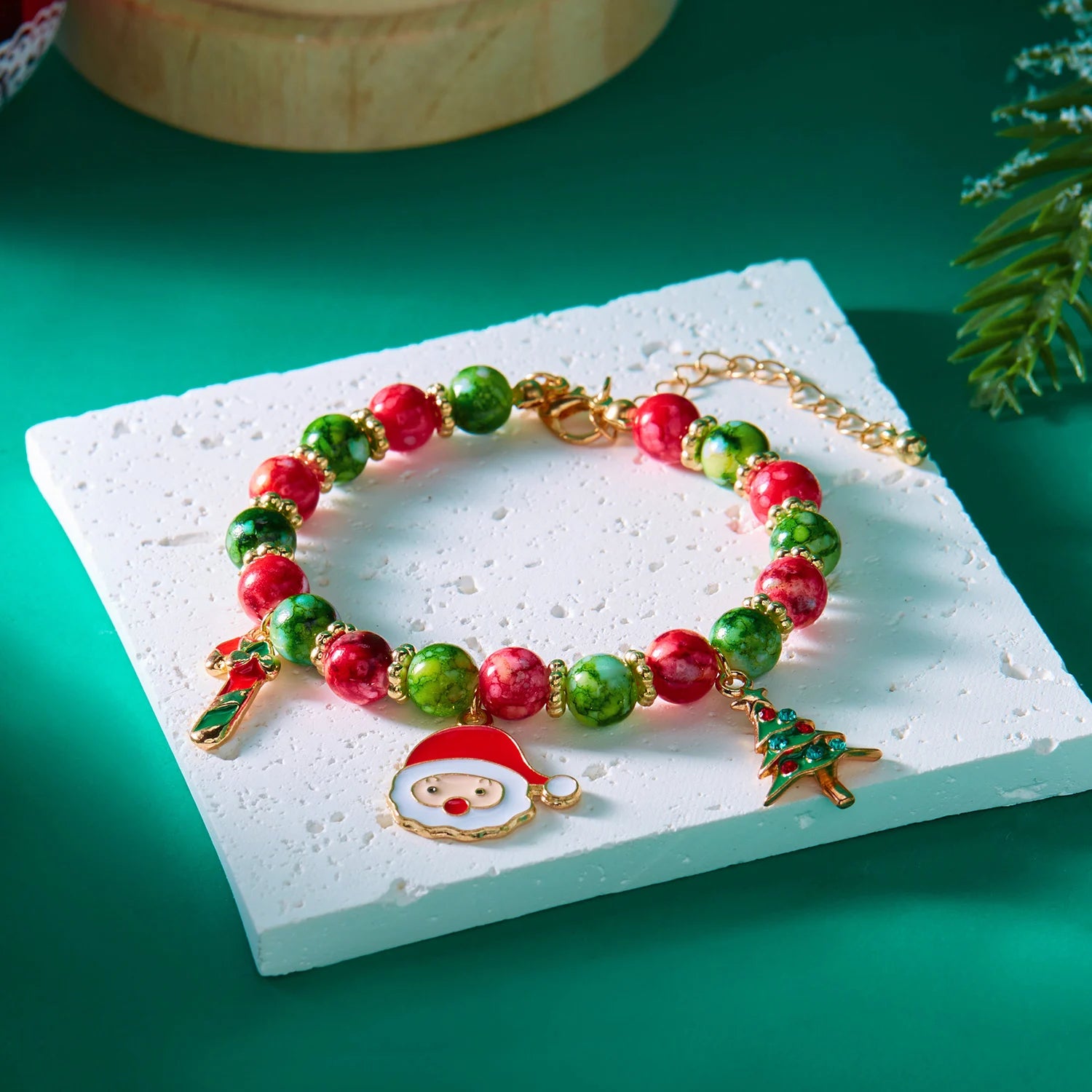 Fröhliche Weihnachten! Mehrfarbiges Perlenarmband für Damen, handgefertigt mit Weihnachtsmann-, Schneemann- und Krückenanhänger, Mädchen-Partyschmuck