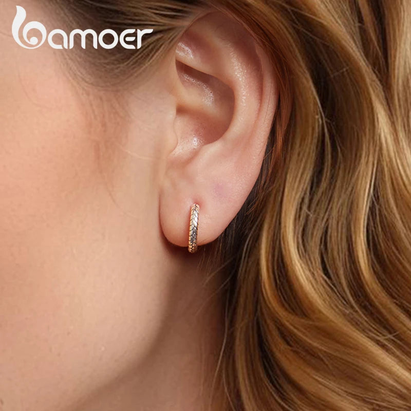 BAMOER Klassische 925 Sterling Silber Schlangenmuster Huggie Ohrringe, kleine runde Huggie Mode Creolen für Damen BSE1175