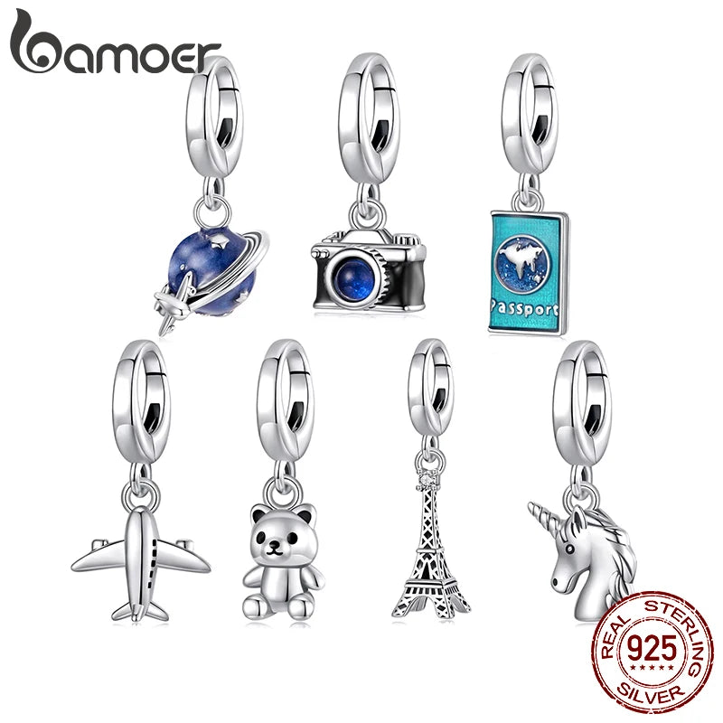 BAMOER Reiseserie Anhänger aus massivem 925er Sterlingsilber in Form eines Reisepasses, einer Kamera oder eines Flugzeugs, passend für Armbänder und DIY-Schmuckperlen