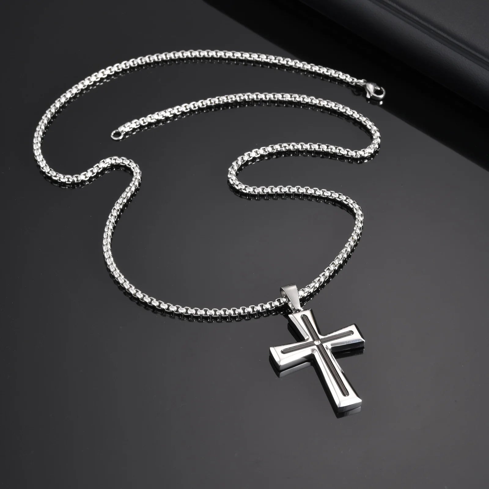 Collier croix Vnox pour homme avec pendentif en acier inoxydable noir et argent, orné d'une pierre en zircone cubique. Accessoire religieux à offrir.
