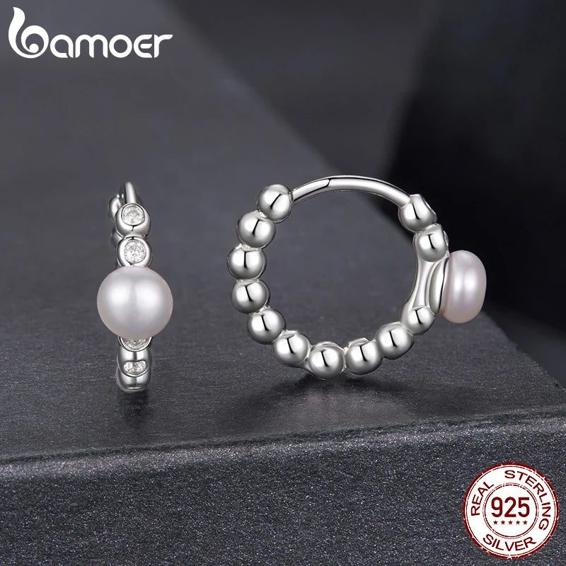 BAMOER Moissanit-Creolen mit Lünette und Naturperle, Huggie-Ohrringe aus 925er Sterlingsilber – ein brillantes Weihnachtsgeschenk für Damen