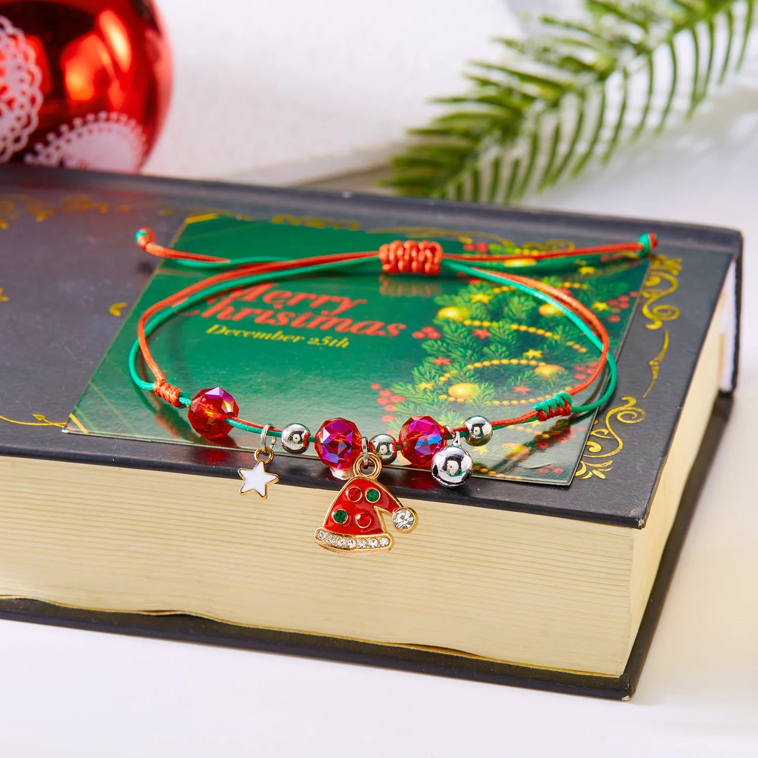 Frohe Weihnachten! Handgeflochtenes Perlenarmband für Damen mit Weihnachtsmann, Weihnachtsbaum, Schneeflocke, Mond und Zirkonia – verstellbares Armband.