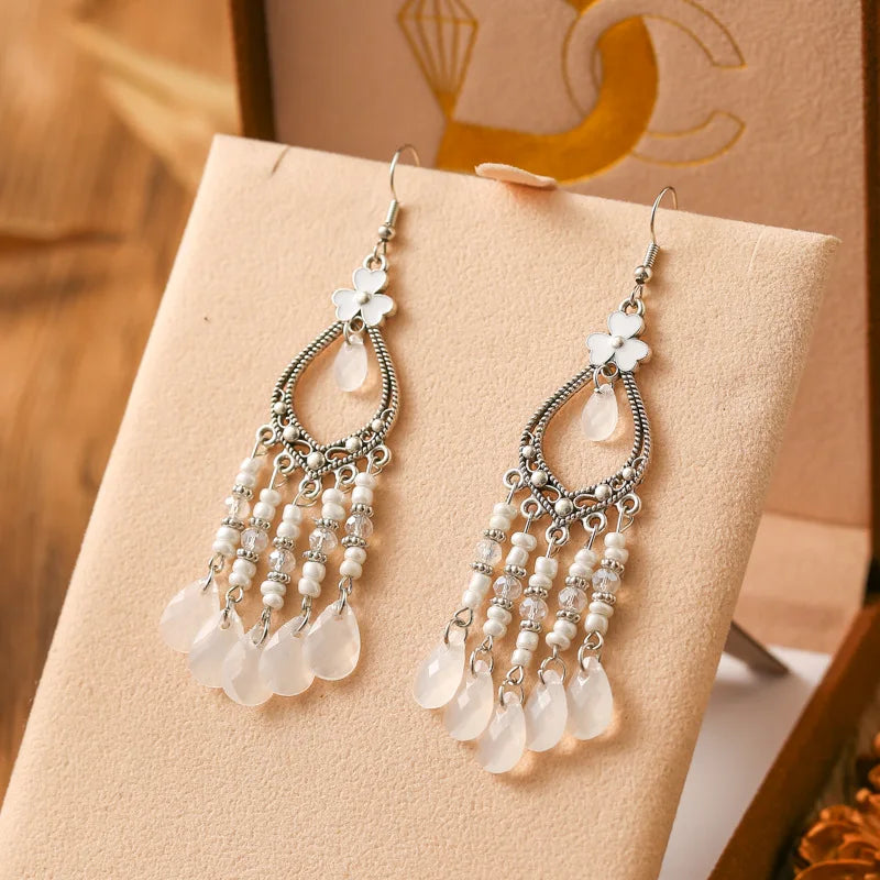 Neue böhmische Ohrringe mit langen Reisperlen in Tropfenform für Damen, ethnisch-retro, tropfenförmig, hohl, baumelnd, Schmuck für Urlaub und Party