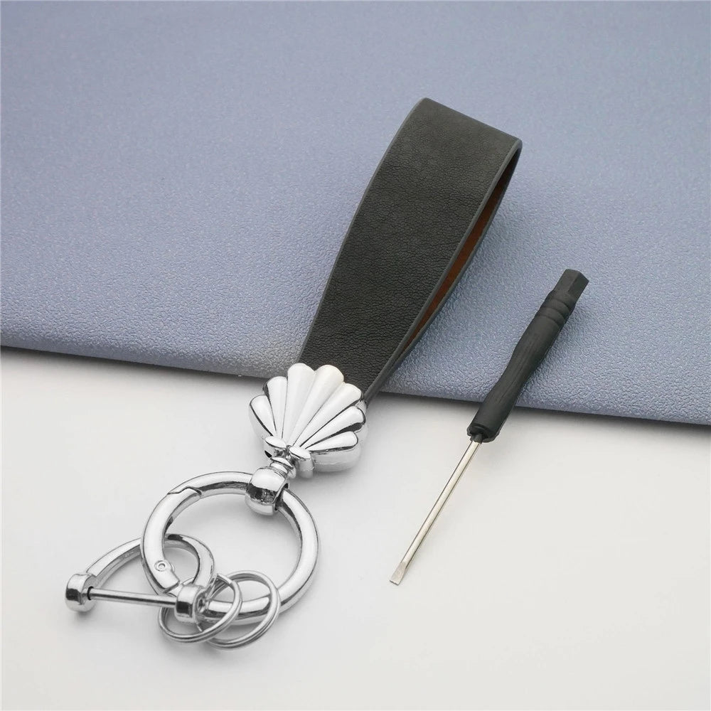 MKENDN Niedlicher Muschel-Schlüsselanhänger, goldfarbener Metalleinsatz, klassischer Leder-Autoschlüsselanhänger, romantisches Geschenk für Frauen