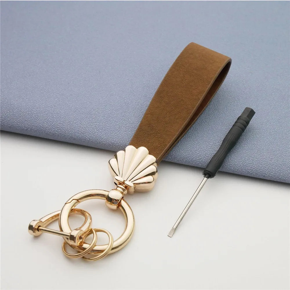 MKENDN Niedlicher Muschel-Schlüsselanhänger, goldfarbener Metalleinsatz, klassischer Leder-Autoschlüsselanhänger, romantisches Geschenk für Frauen