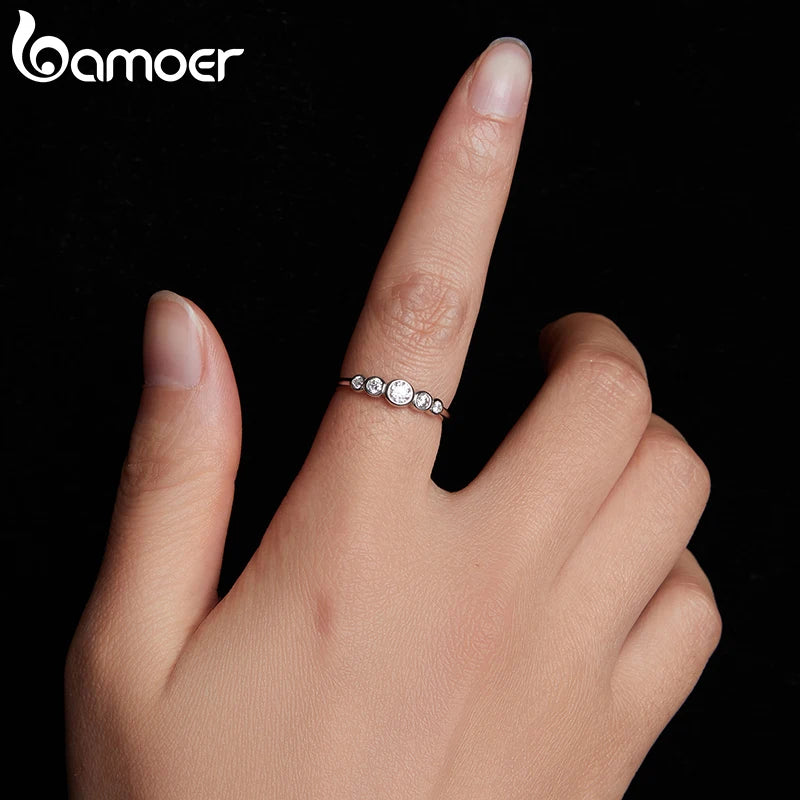 BAMOER Klassischer Moissanit-Ring aus 925er Sterlingsilber, Fünf-Stein-Moissanit-Ring in Zargenfassung für Damen, Verlobungs- und Schmuckgeschenk