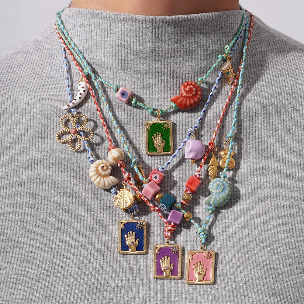 Collier pendentif carte de tarot en émail multicolore effet dégoulinant, texture coquillage, corde colorée, palmier, bijoux d'été et de plage