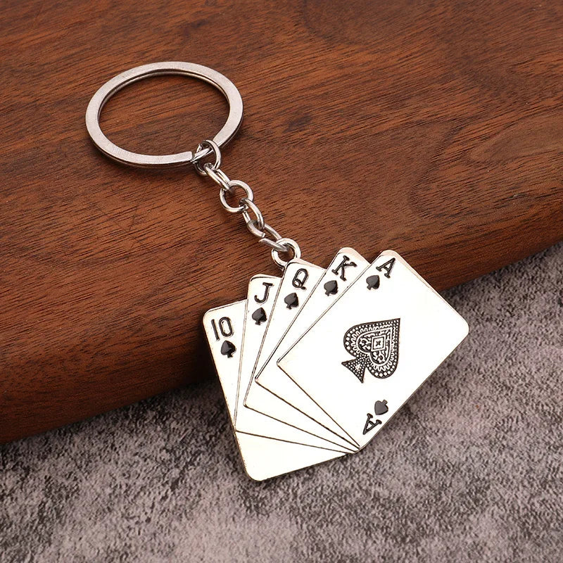 Porte-clés unique en forme de carte à jouer pour hommes et femmes, support en métal, anneau porte-clés, décoration pour sac de loisirs, porte-clés moto, cadeau