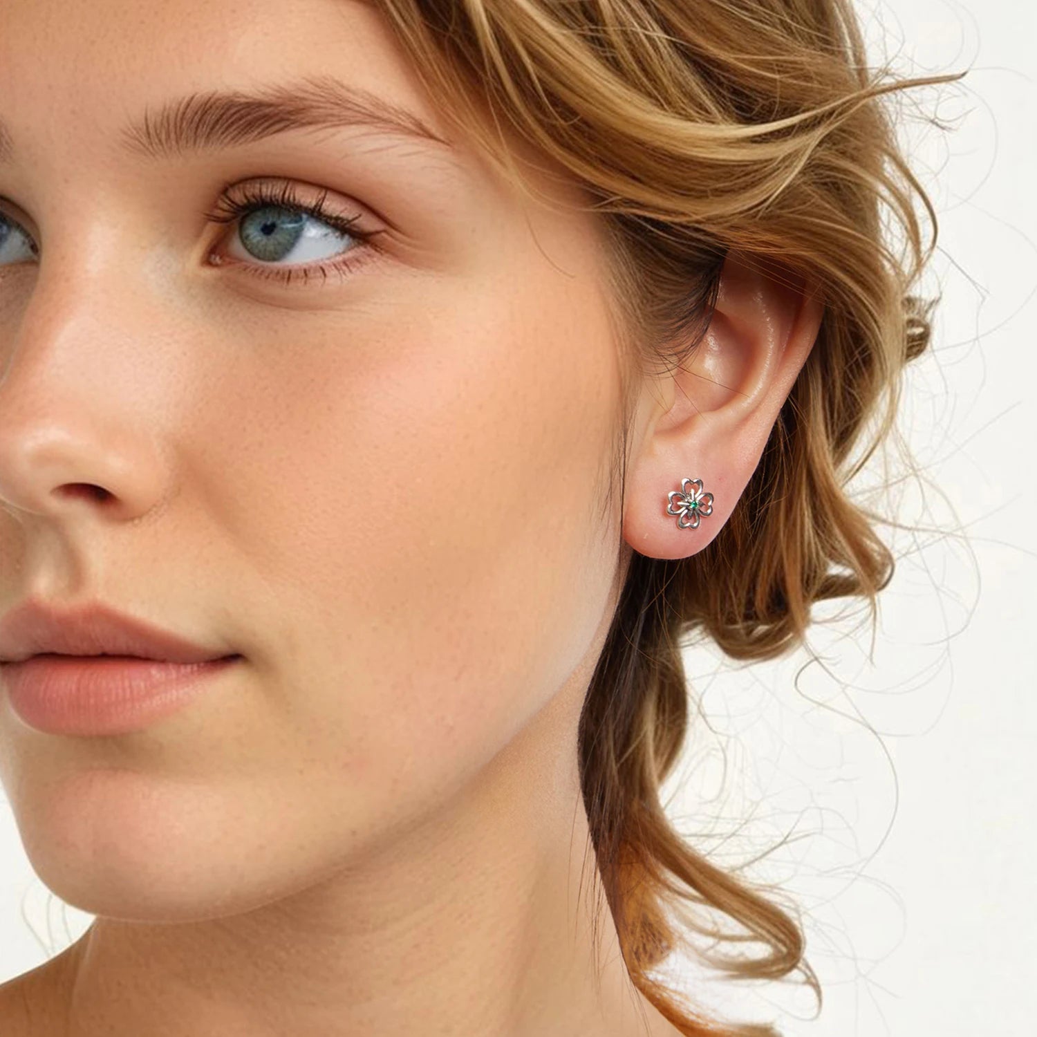 BAMOER Ohrstecker aus 925er Sterlingsilber mit vierblättrigem Kleeblatt und Kreuzmotiv für Damen und Teenager – hypoallergen, niedliches Schmuckstück mit hohler Blume – das perfekte Geschenk