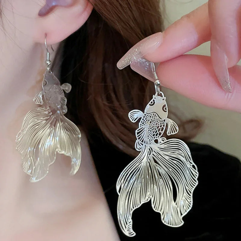 Nouvelles boucles d'oreilles Koi à la mode, pendentif métallique creux exagéré, boucles d'oreilles poisson rouge, boucles d'oreilles géométriques pour femmes, bijoux boucle d'oreille poisson