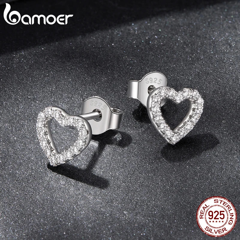 BAMOER Ohrstecker mit herzförmigem Moissanit-Design, hypoallergene Ohrringe mit rundem, im Labor geschliffenem Diamanten in der Farbe D für Damen