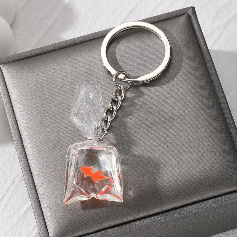 Porte-clés en résine en forme de poisson rouge, idéal pour femmes et hommes. Bijou créatif représentant des carpes koï tropicales, des coraux et des animaux marins.