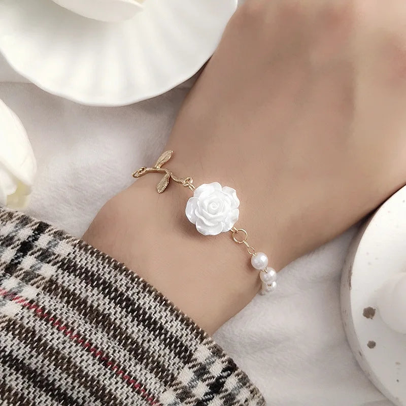 Koreanisches Armband mit roter Rose und Imitationsperlen für Damen, luxuriöses Armband mit Zirkonia-Blumen und Schmetterlingen, verstellbarer Armreif, Hochzeitsschmuck