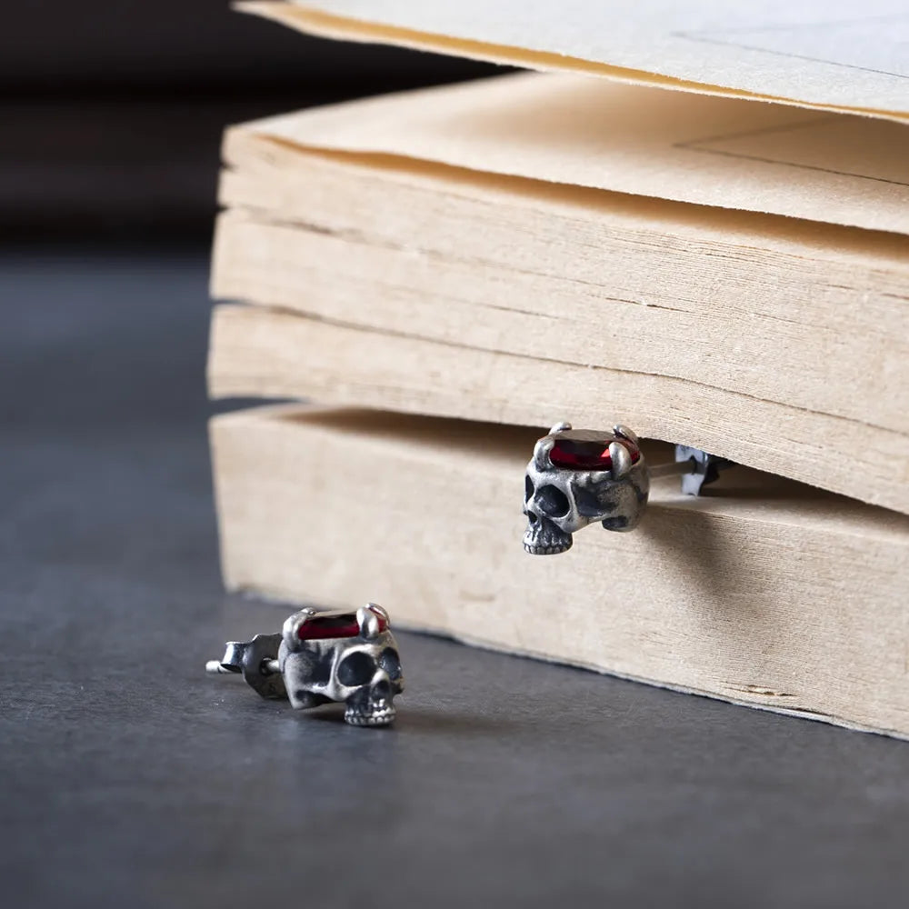 MKENDN Ohrstecker, 100 % 925er Sterlingsilber, kreativer Retro-Totenkopf-Ohrstecker mit Weinstein, Ohrstecker im Punk-Stil für Männer und Frauen, edler Schmuck