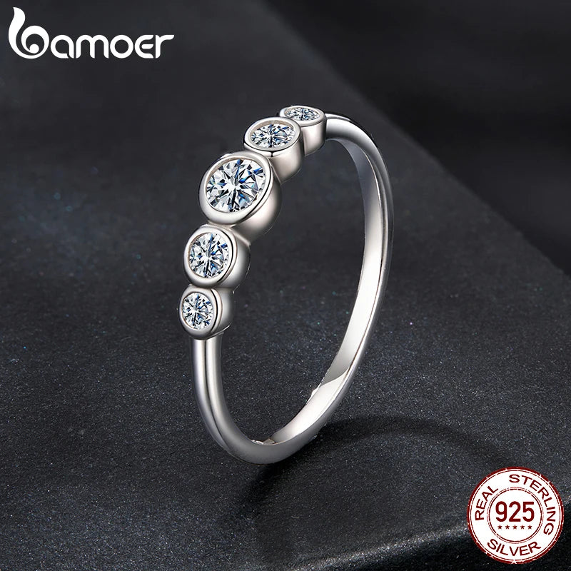 BAMOER Klassischer Moissanit-Ring aus 925er Sterlingsilber, Fünf-Stein-Moissanit-Ring in Zargenfassung für Damen, Verlobungs- und Schmuckgeschenk