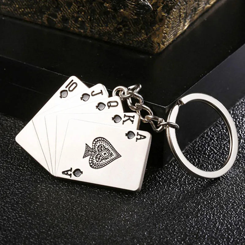 Porte-clés unique en forme de carte à jouer pour hommes et femmes, support en métal, anneau porte-clés, décoration pour sac de loisirs, porte-clés moto, cadeau
