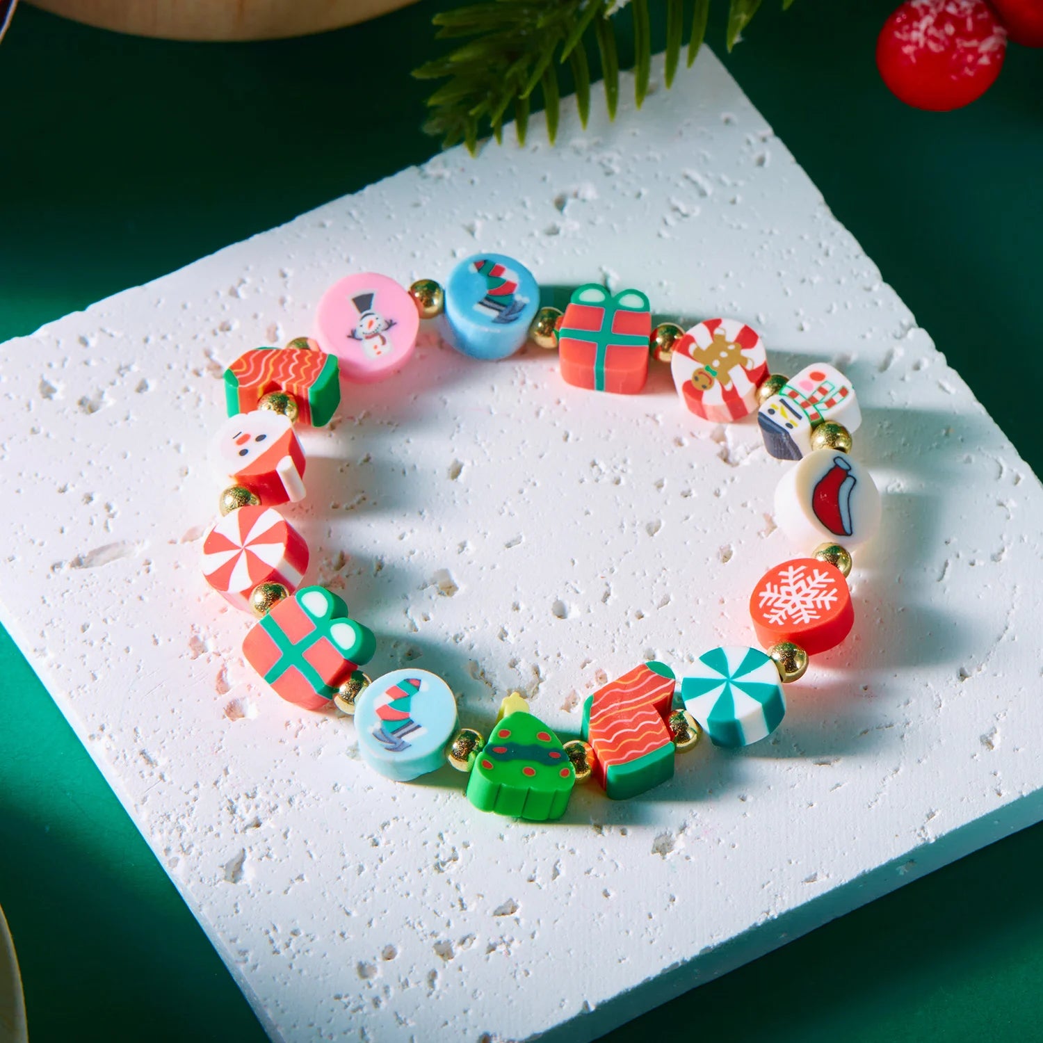 Neues weihnachtliches Armband in Bonbonfarben für Damen und Mädchen mit Weihnachtsmann, Weihnachtsbaum, Schneeflocke, Elch und Schneemann – ein perfektes Geschenk für Partys.