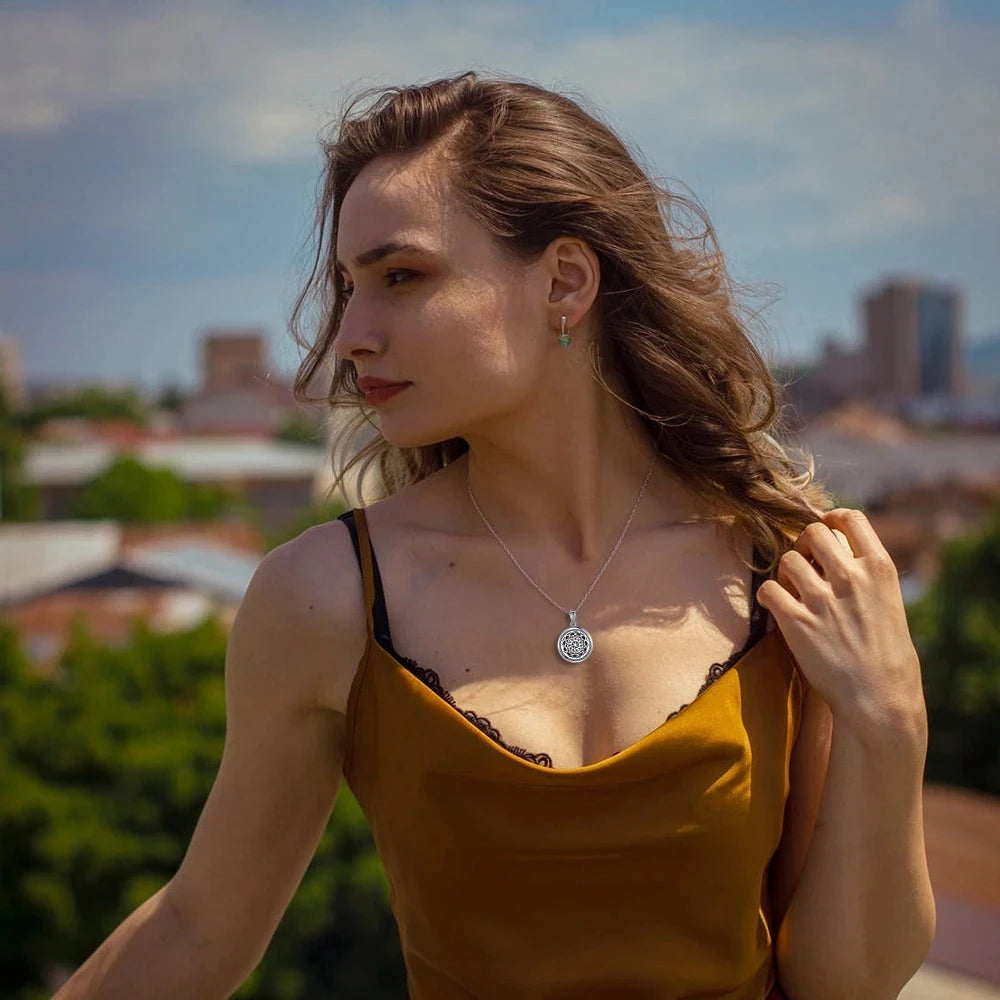 10pcs/lot Aromatherapy Stainless Steel Essential Oil Diffuser Necklace Open Magnetic Perfume Locket Pendant Necklaces for Women