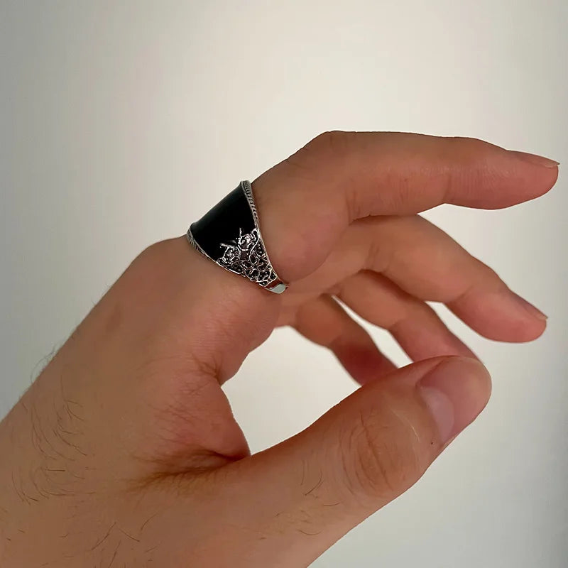 Retro Curved Black Resin Onyx Ring For Men Classic Metal Designer Ring Handmade Jewelry Gothic Rock Hiphop Unisex Accessories - Madeinsea©