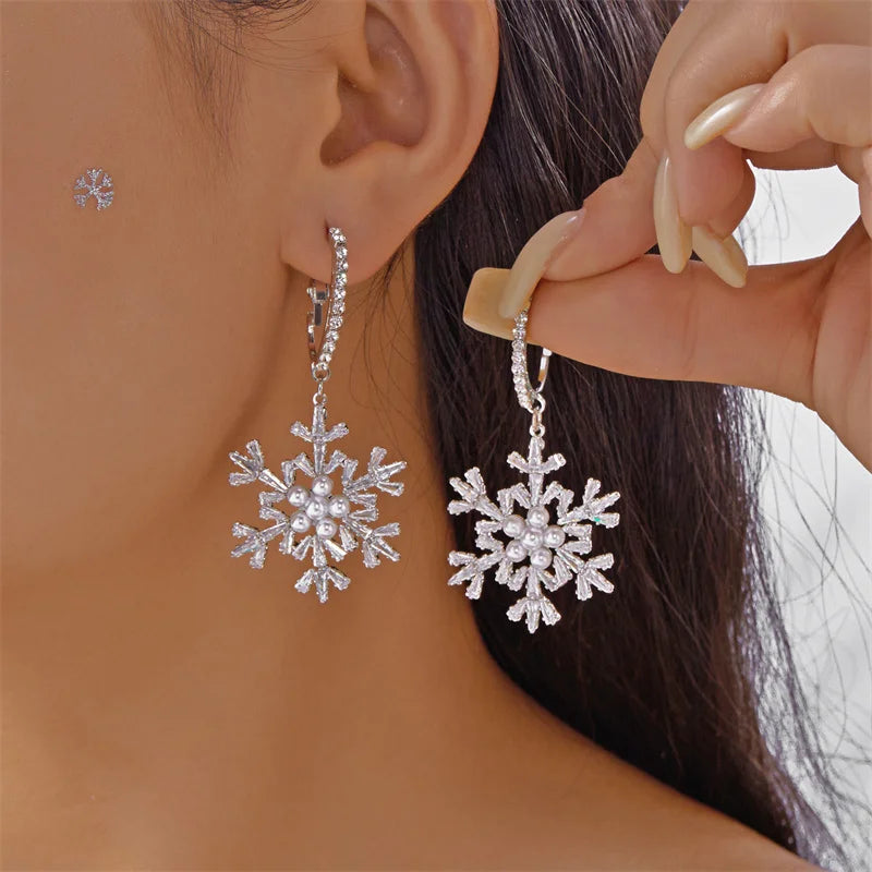 Boucles d'oreilles pendantes délicates en zircon et perles d'imitation flocon de neige pour femmes, boucles d'oreilles brillantes en strass et fleurs, cadeau idéal pour Noël.